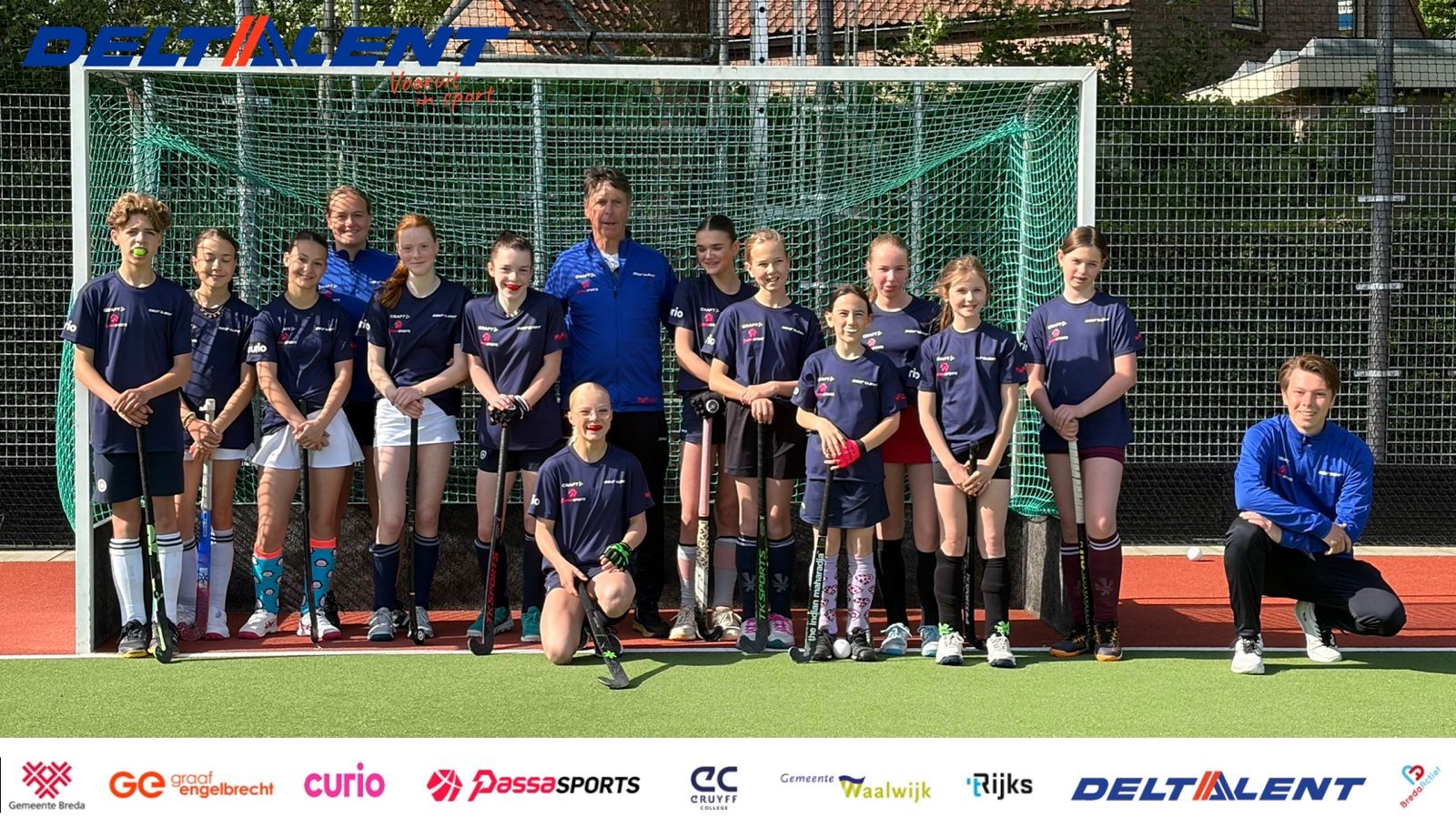 Trainer met enthousiaste kinderen